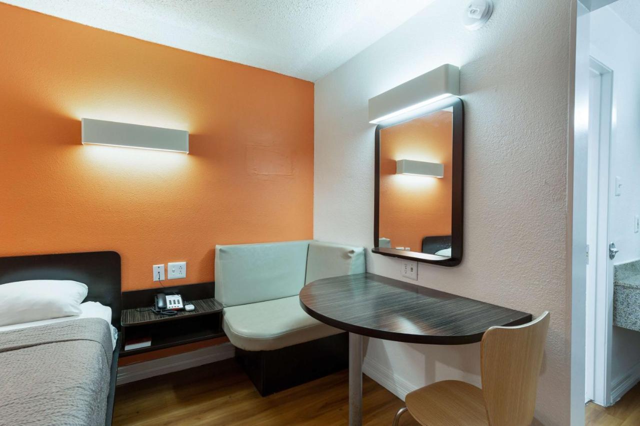 Motel 6-Houston, Tx - East Екстериор снимка