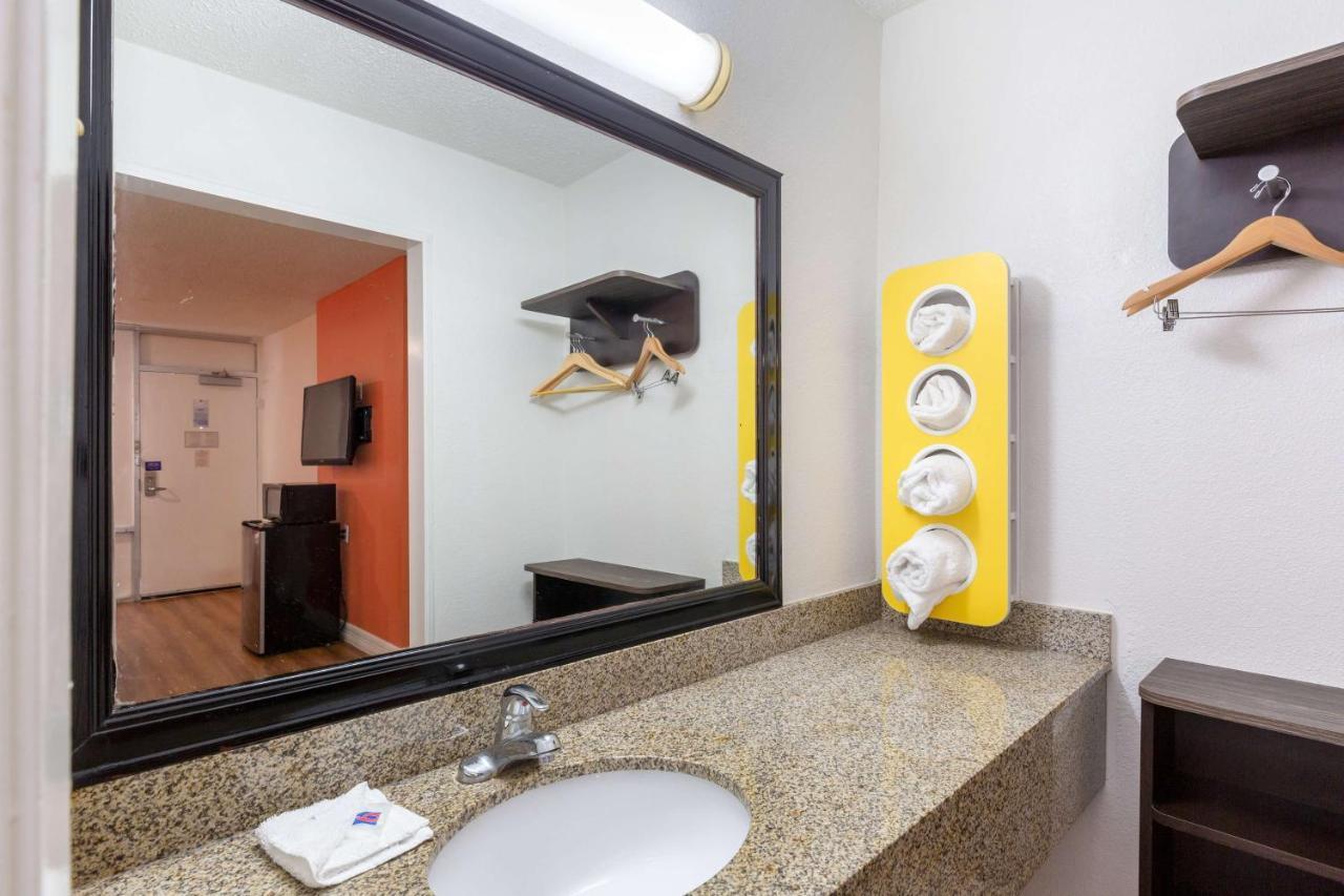 Motel 6-Houston, Tx - East Екстериор снимка